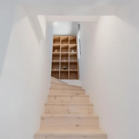 Swans Luxury Homes * كومينو