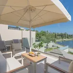 Swans Luxury Homes * Koméno