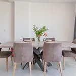 Swans Luxury Homes * Коммено