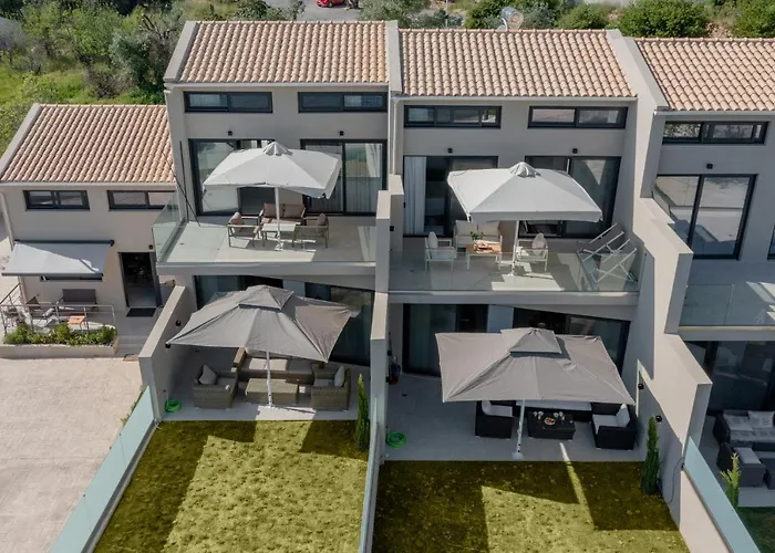 Swans Luxury Homes كومينو